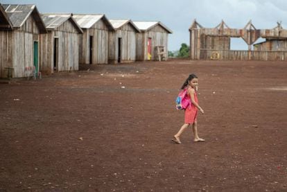 Uma menina caminha em direção a sala de aula, na escola itinerante Herdeiros do Saber.