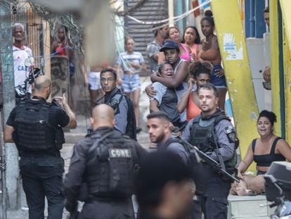 Moradores do Jacarezinho observam agentes da Polícia Civil que participavam da operação que terminou com a morte de 28 pessoas, no dia 6 de maio.