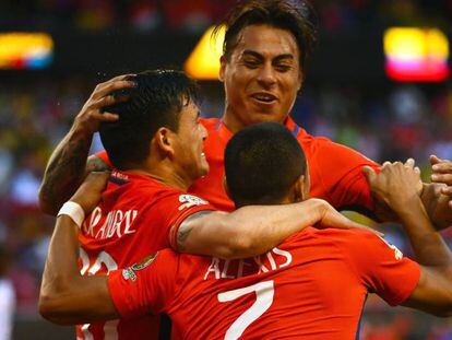 Jogadores chilenos comemoram gol.