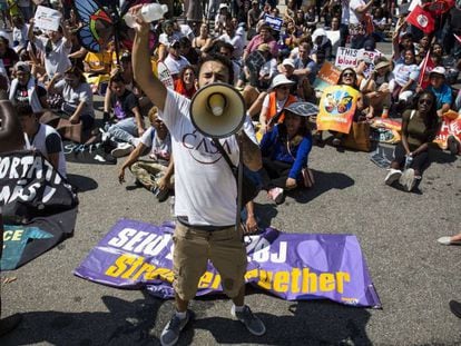 Manifestação em frente a Casa Branca, na terça-feira, dia 5