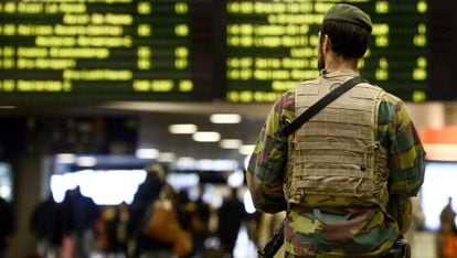 Soldado patrulha a estação de trem de Bruxelas.