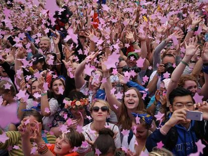 Multidão participa do festival de Glastonbury.