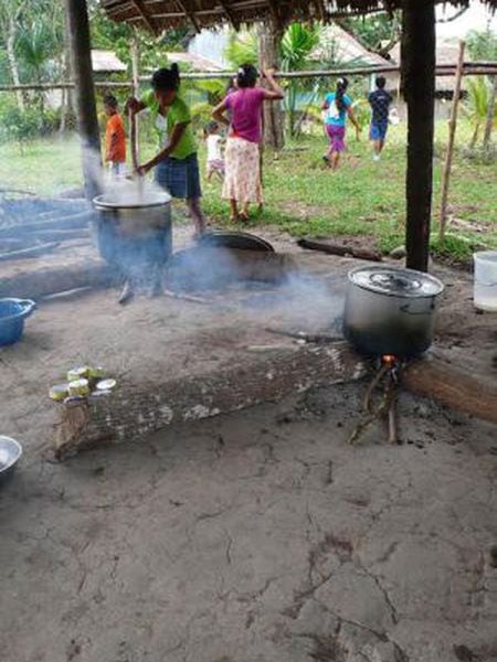 Um povoado awajún se prepara para comer.