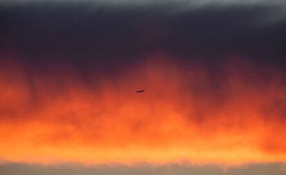 Um avião sulca o horizonte, em 9 de agosto de 2018, em Frankfurt, Alemanha.