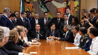 Bolsonaro, Maia e ministros na Câmara.