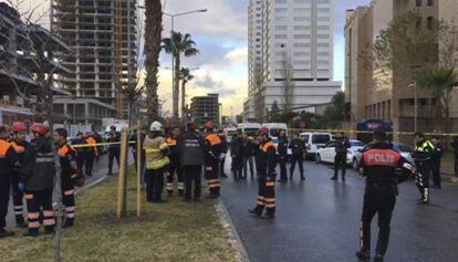Serviços de emergência trabalham na área do atentado em Izmir.