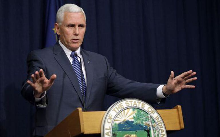 O governador Mike Pence durante uma audiência.