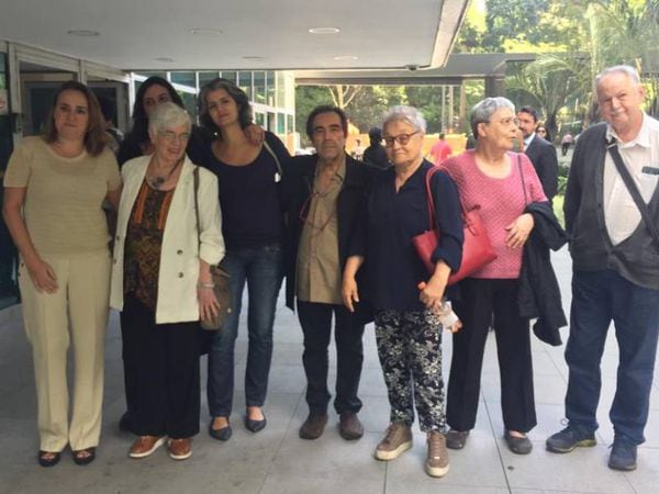 Familiares e testemunhas da morte de Merlino, após o julgamento desta quinta. Na ponta esquerda, a advogada Eloisa Machado de Almeida. 