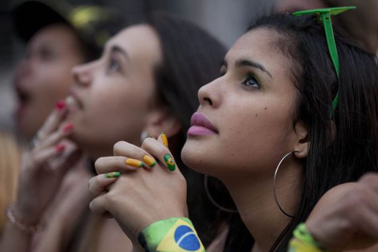 Torcedora assiste a partida Brasil e México, em São Paulo, na terça, 17