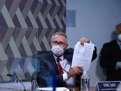 O relator da CPI da Pandemia, Renan Calheiros (MDB-AL), exibe documento sobre uma série de pagamentos efetuados e recebidos pelo empresário Otávio Fakhoury, que depôs à comissão no dia 30 de setembro.