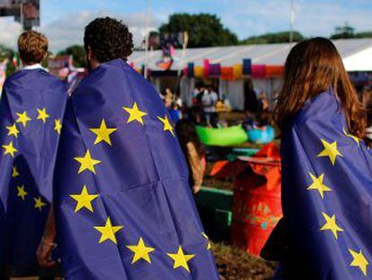  Brexit  ocorreu em pleno Festival de Glastonbury, o mais lendário evento de rock britânico. Mais da metade dos jovens entre 18 e 24 anos se abstiveram de votar