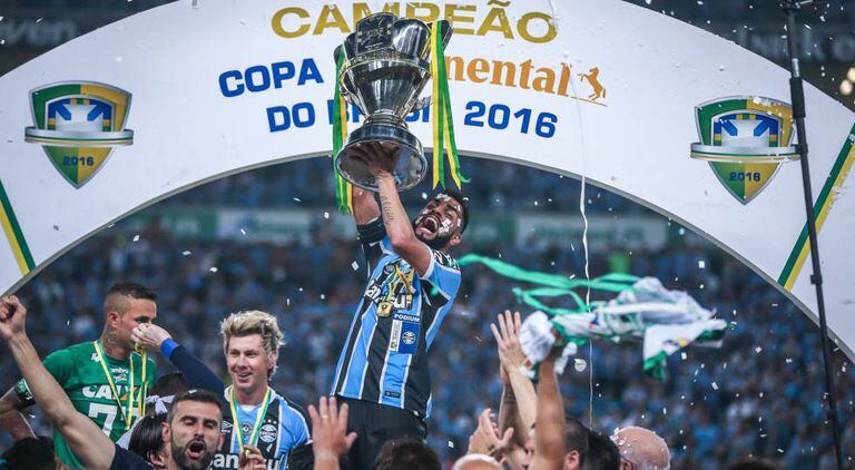 O capitão Maicon ergue a taça.