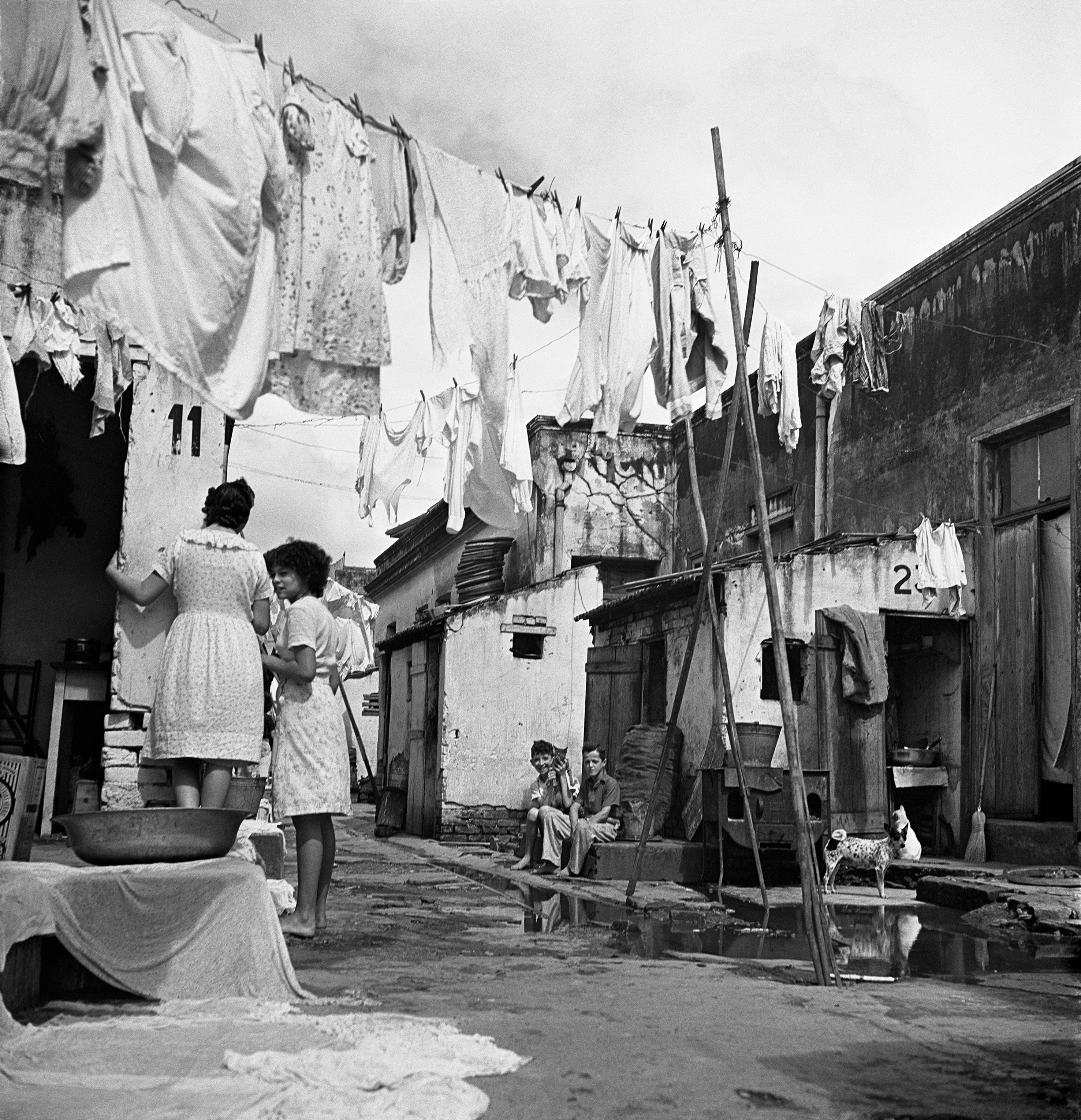 Cortiço no bairro do Brás, São Paulo, 1947.