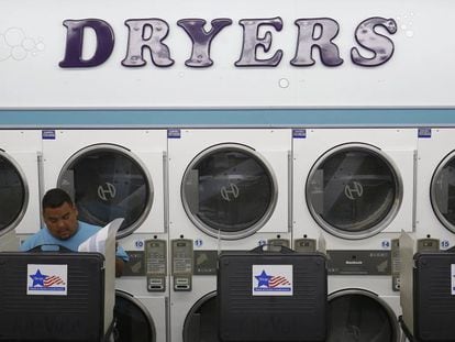 Um eleitor exerce seu direito ao voto em uma lavanderia em Chicago.