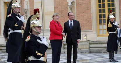 François Hollande recebe Angela Merkel em Versalhes (França).