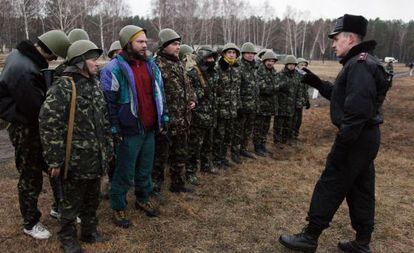 Um oficial ucraniano fala a um grupo de recrutas, perto de Kiev.