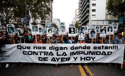 Centenas de pessoas marcham em Montevidéu no dia 11, em protesto contra a impunidade de ex-repressores da ditadura.