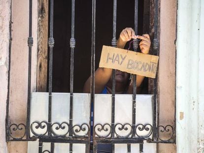 Uma mulher oferecendo comida em uma casa de Havana