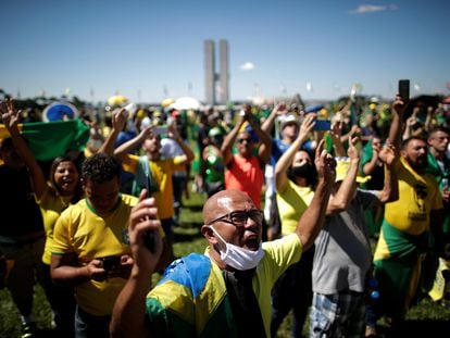 Apoiadores de Bolsonaro participam de um protesto durante uma carreata contra o presidente da Câmara dos Deputados Rodrigo Maia, a quarentena e as medidas de distanciamento social, em meio ao surto do novo coronavírus, em Brasília.