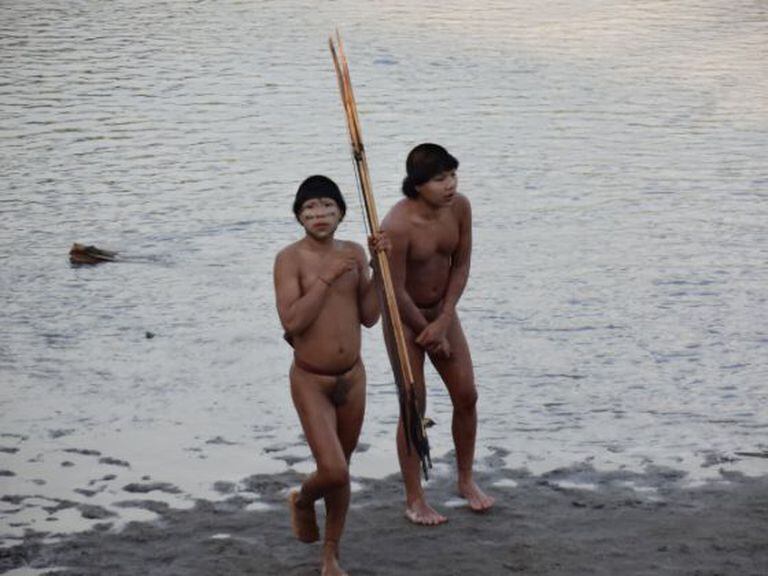 Dois dos índios isolados no primeiro contato com a Funai.