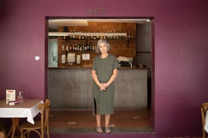 A empresária Ana Massochi fechou no início da pandemia um restaurante na zona central de São Paulo e luta para manter em pé um local de comida argentina.