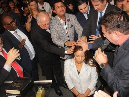 A deputada federal e fundadora da igreja evangélica Ministério Flordelis, Flordelis dos Santos, durante a cerimônia religiosa pela morte do pastor Anderson do Carmo, no dia 17 de junho, no Rio de Janeiro.