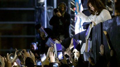 Cristina Kirchner saúda a multidão, que lotou o parque de exposições La Rural, durante a apresentação de seu livro de memórias na Feira do Livro de Buenos Aires.