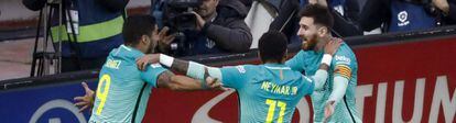 O trio azul-grená se abraça após o gol de Messi.
