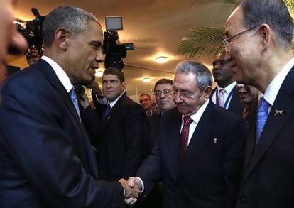 Barack Obama cumprimenta Raúl Castro.