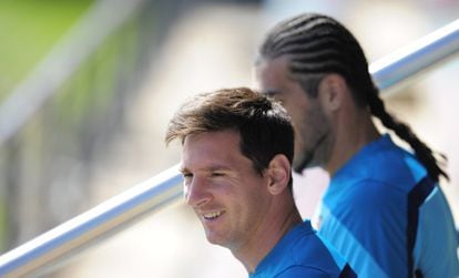 Messi com Pinto, no treinamento de hoje.