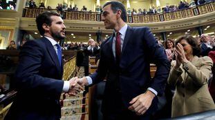 Pablo Casado, líder da oposição, cumprimenta Pedro Sánchez depois da votação desta terça-feira no Congresso.