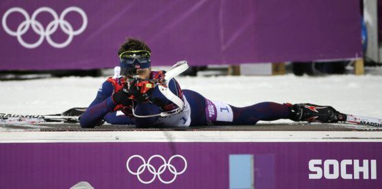 Bjoerndalen dispara durante a prova de biatlo.