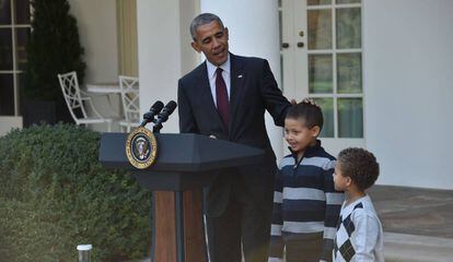 Barack Obama, com seus sobrinhos, Austin e Erin, antes da cerimônia do indulto do peru nesta quarta-feira na Casa Branca.