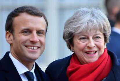 Emmanuel Macron e Theresa May, em Paris em dezembro de 2017.
