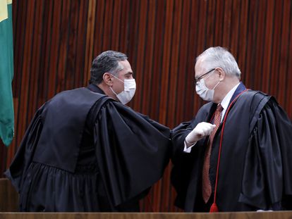Os ministros Roberto Barroso e Edson Fachin  cumprimentam-se na cerimônia de posse no Tribunal Superior Eleitoral.