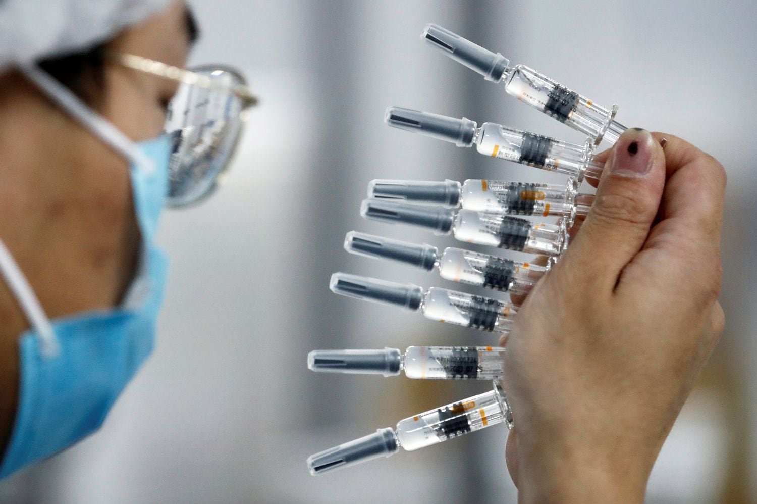Um profissional verifica a qualidade das instalaes de embalagem da fabricante chinesa de vacinas Sinovac Biotech.