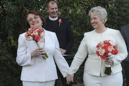 Annise Parker e sua companheira Kathy Hubbard durante o casamento / RICHARD HARTOG (REUTERS)