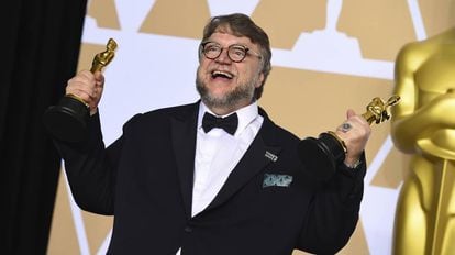 Guillermo del Toro com seus dois prêmios