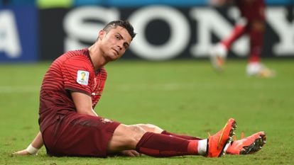 Cristiano Ronaldo, estendido sobre o gramado.