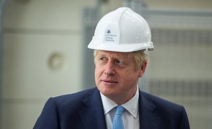 O primeiro-ministro britânico, Boris Johnson, durante uma visita ao centro de pesquisas Fulham, nesta quinta-feira.
