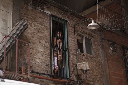 Uma mulher e uma criança na Vila 31, em Buenos Aires.