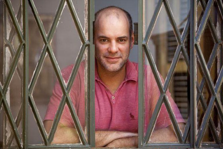 O ator Marat Descartes em sua casa, em São Paulo. / Bosco Martín