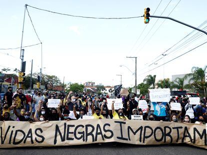 Manifestantes protestam contra o racismo e a brutal morte de João Alberto Silveira Freitas em Porto Alegre.