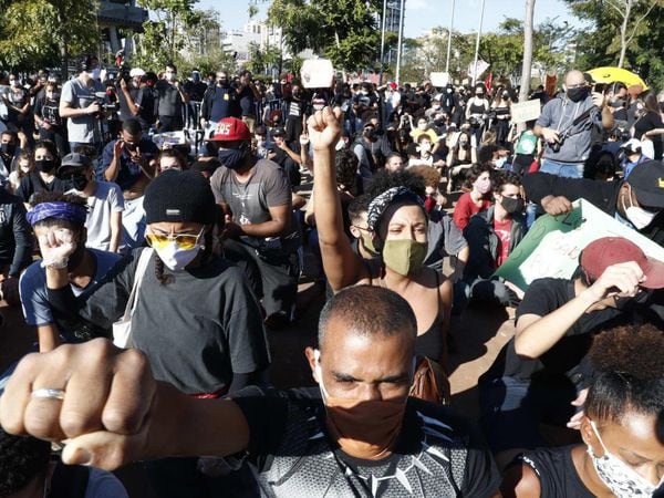 Apesar das recomendações de manter uma distância de um metro, manifestantes se aglomeraram em ato a favor da democracia em São Paulo.