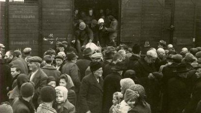 Judeus descem do trem nos arredores do campo de concentração de Auschwitz-Birkenau em 1944.