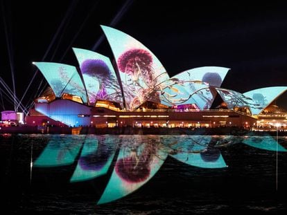 La Ópera de Sídney iluminada con la proyección 'Austral Flora Ballet', del artista Thomas Huang, como parte del festival Vivid Sydney.