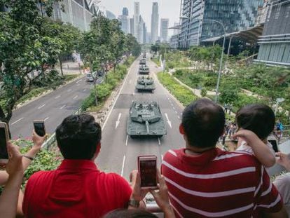 Desfile militar no domingo em Cingapura.