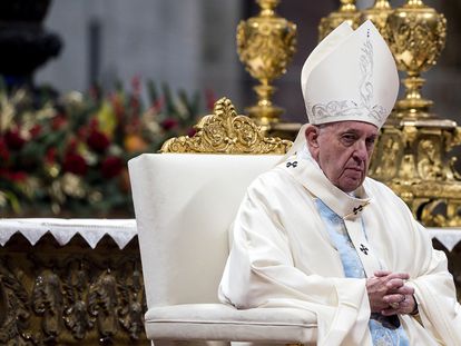 O papa Francisco celebra a primeira missa do ano, no Vaticano.