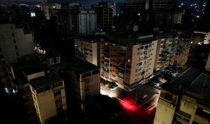 Bairro residencial sem eletricidade em Caracas.