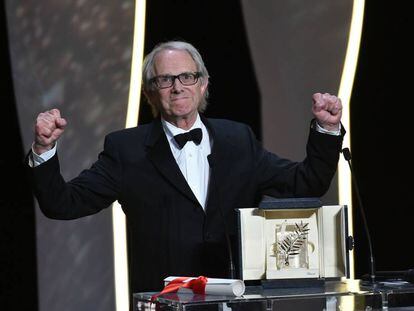 O diretor britânico Ken Loach celebra a Palma de Ouro em Cannes.